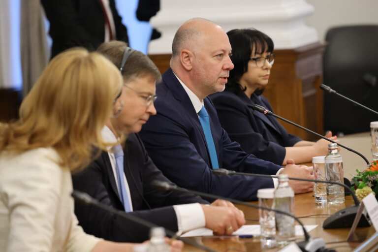 Еврокомисар Домбровскис: Присъединяването към еврозоната е най-добрата инвестиция, която България прави за своето бъдеще