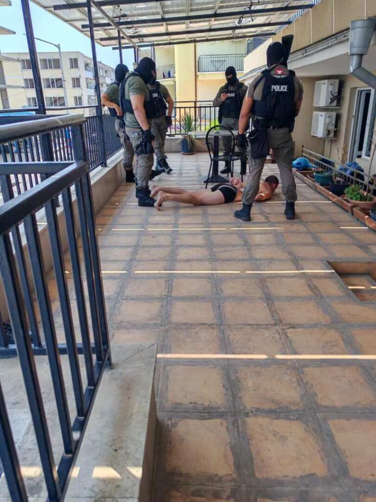 Криминално проявен от Казанлък намушка 21-годишен на плажа в Слънчев бряг, задържаха го /снимки/