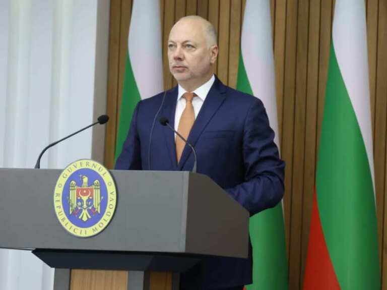 Желязков: Четири хеликоптера и два самолета ще се включат в гасенето на пожарите по Механизма на ЕС за гражданска защита