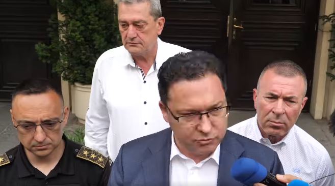 Министър Митов: Като цяло големите пожари намаляват, ситуацията остава сериозна в Струмяни и Хасково