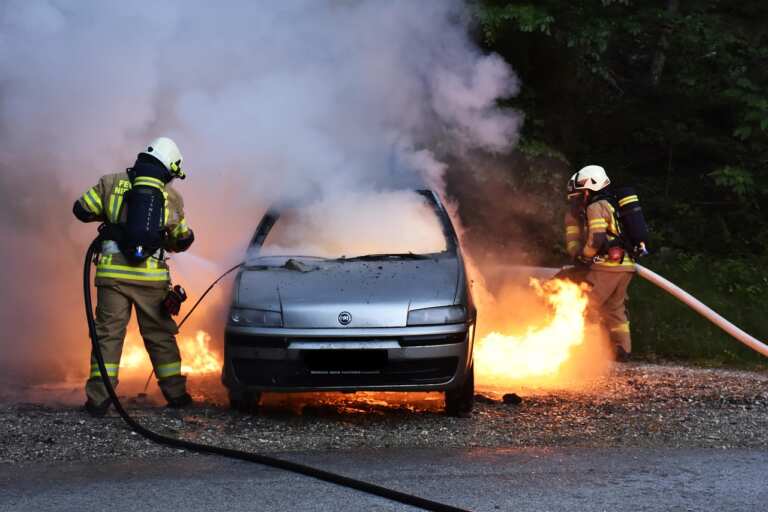 Самозапалил се автомобил предизвика пожар в автосервиз в Средец