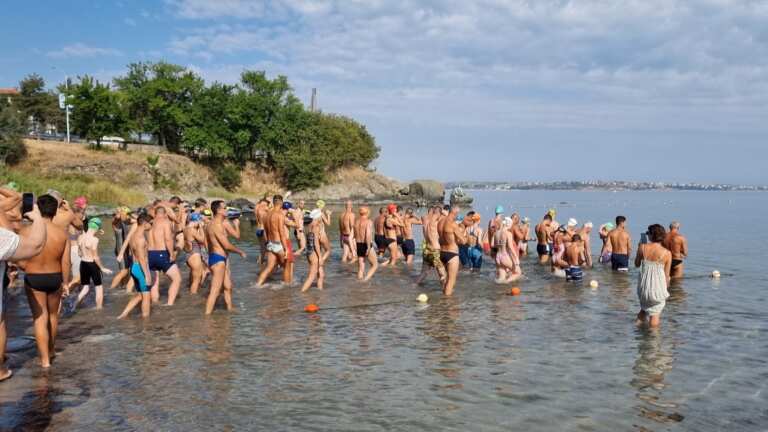 Созопол празнува! 16-годишно момче излезе като победител от морето след старта на плувния маратон (СНИМКИ/ВИДЕО)