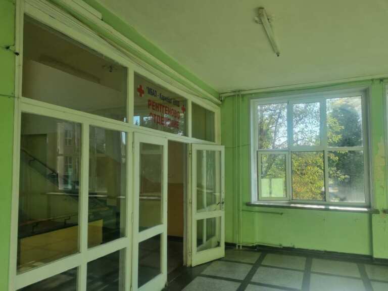 Детето, паднало от прозорец на карнобатската болница, е в много тежко състояние