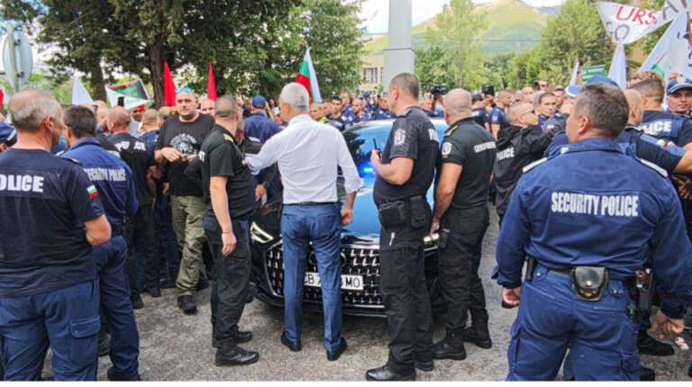 Протест на „Възраждане“ срещу визитата на председателя на Европейската комисия Урсула фон дер Лайен