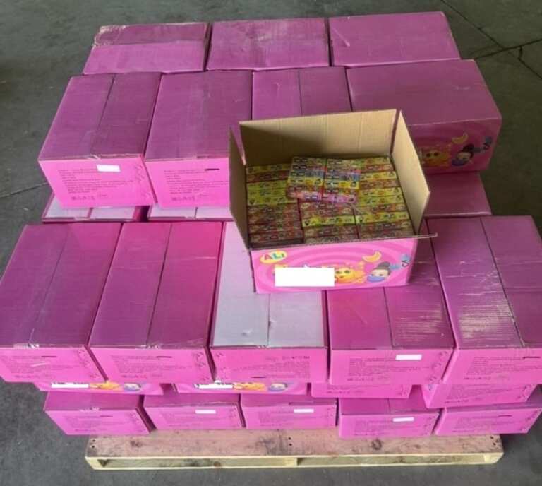 Митнически служители от  Бургас задържаха  30 000 „маркови“ дъвки в контейнер със захарни издели
