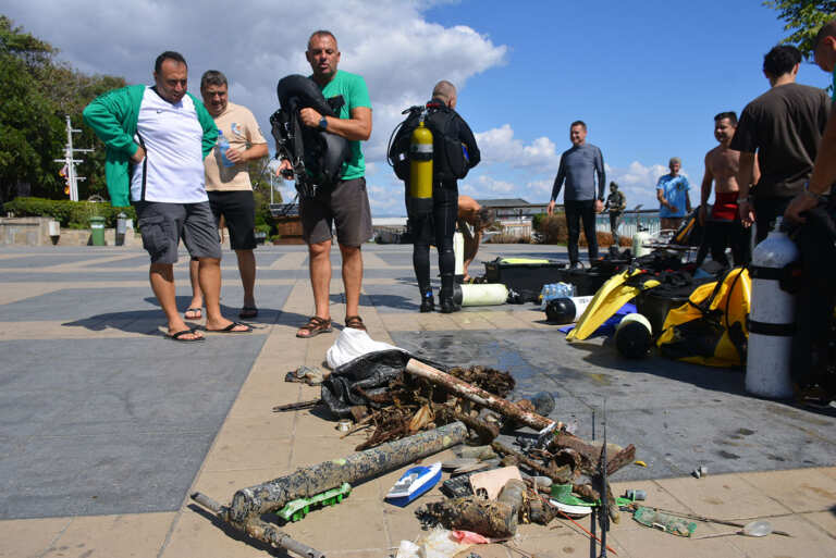 Водолази от цялата страна се включиха в почистването на морското дъно около Моста