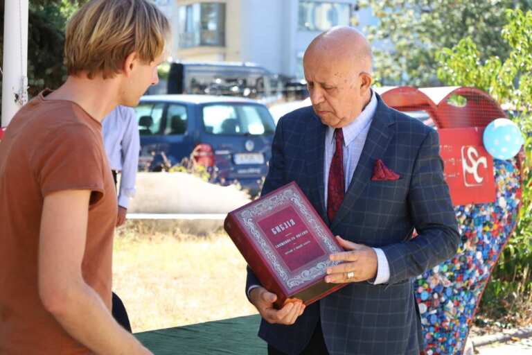 Откриха паметник на Стоян Денчев в двора на УниБИТ, но не е драма, след като Цветан Василев беше изографисан в пернишка църква
