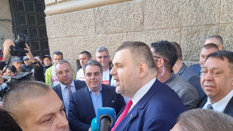 Делян Пеевски и Асен Василев в остър спор пред парламента