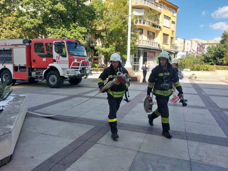 „Евакуираха“ служителите на Община Бургас заради пожар