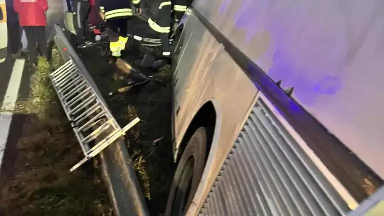 След удар с тир: Автобус, превозващ работници, надвисна над дере на пътя Симеоновград-Харманли