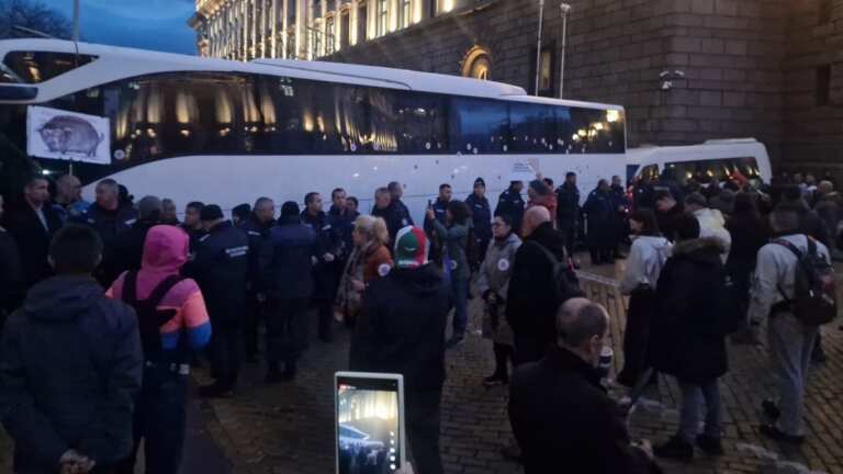 Протестът срещу бюджета блокира парламента: символичният „бял автобус“ се превърна в епицентър на напрежението