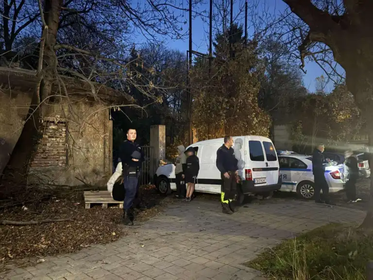 Пожарникари спасиха четири деца от изоставена сграда