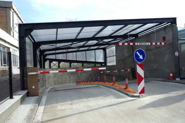 Двуетажен паркинг улеснява движението в Несебър – първите 20 минути без такса /снимки/