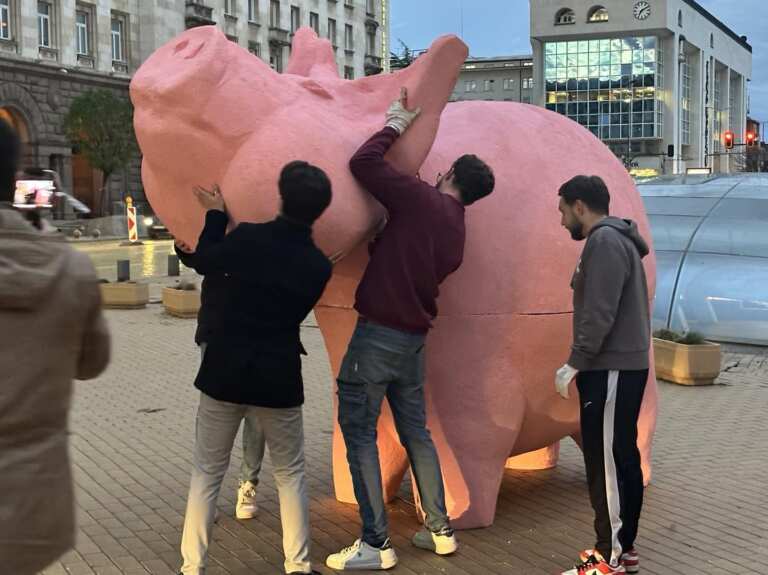 ПП инсталира прасе-касичка пред НС