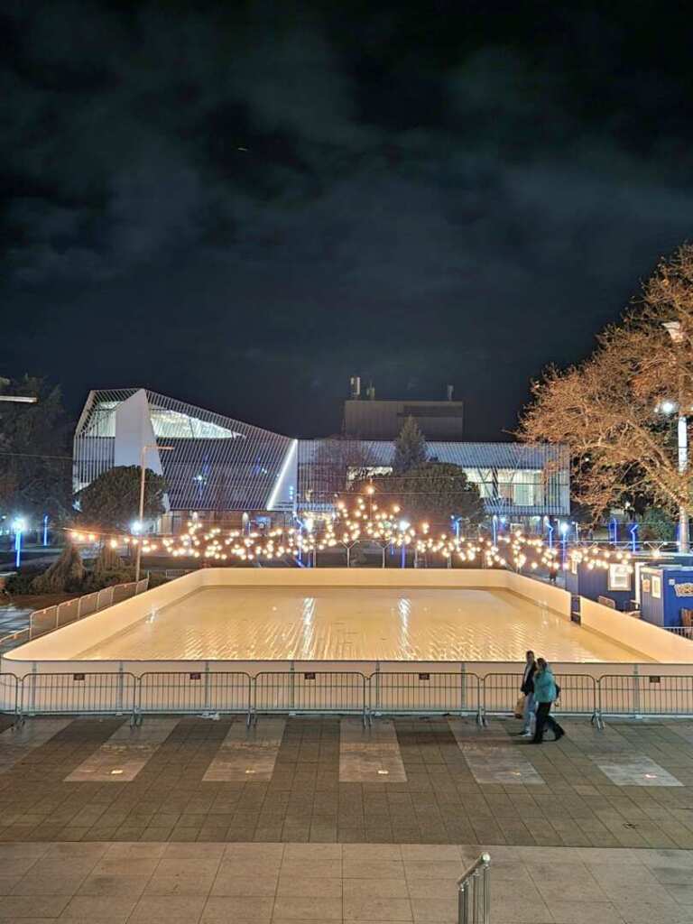 Новата пързалка пред НХК в Бургас няма да се топи дори при по-високи температури