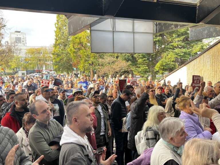 Протест във Варна преди заседанието на ОИК в защита на Благомир Коцев