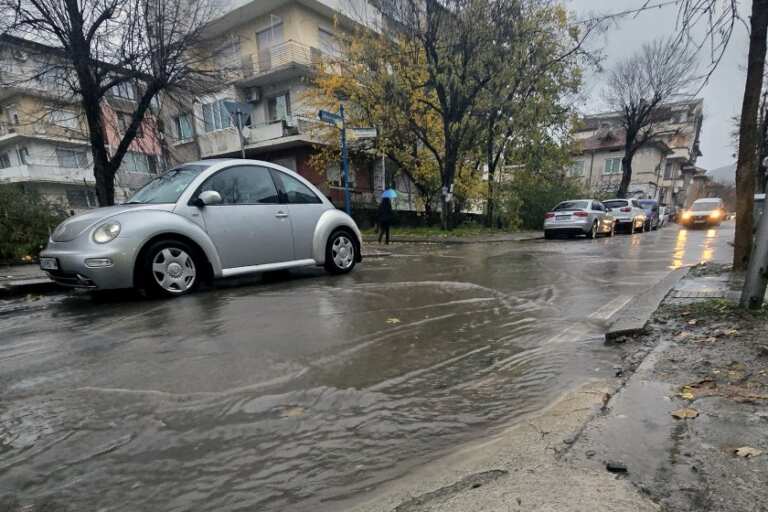 Силен дъжд и градушка причиниха наводнения в Петрич и Сандански