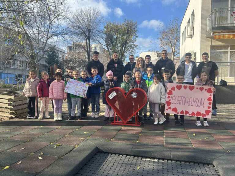 Ученици от ПГМЕЕ – Бургас дариха „сърце за капачки“ на ДГ „Раковина“