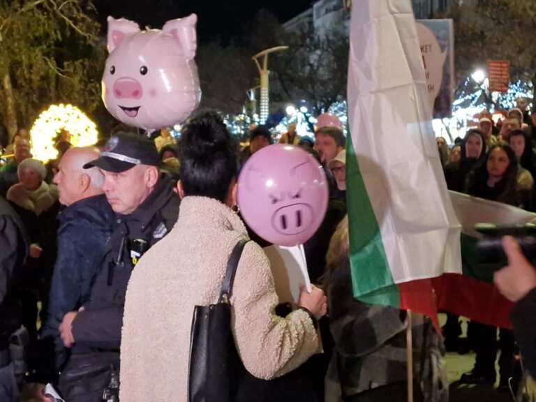 Стотици протестират срещу бюджета в Бургас
