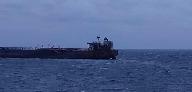 Щабът за реакция при кризи се събра заради заседналия край Ахтопол танкер! Опасност няма