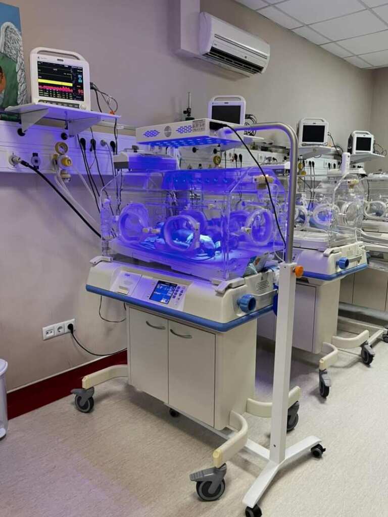 Кампанията „Малки стъпки на големи герои“ осигурява жизненоважни консумативи за недоносените бебета