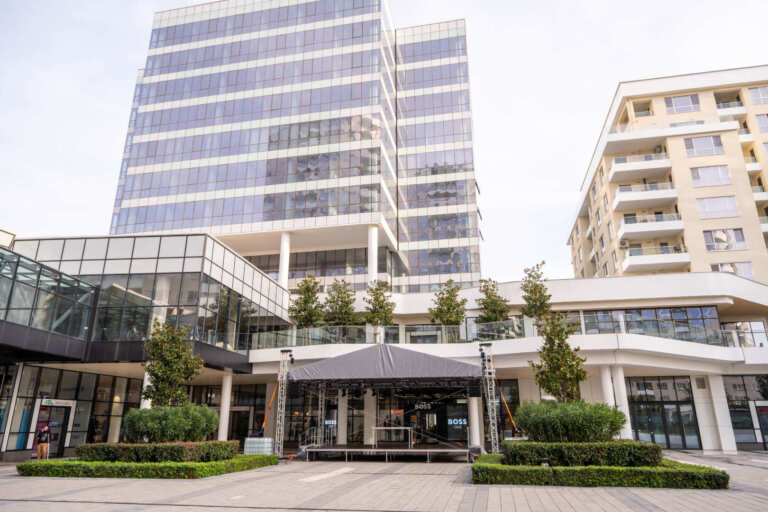 Бургас откри втора Коледна сцена – празнични концерти, танци и детски работилници в комплекс Central Park до 23 декември