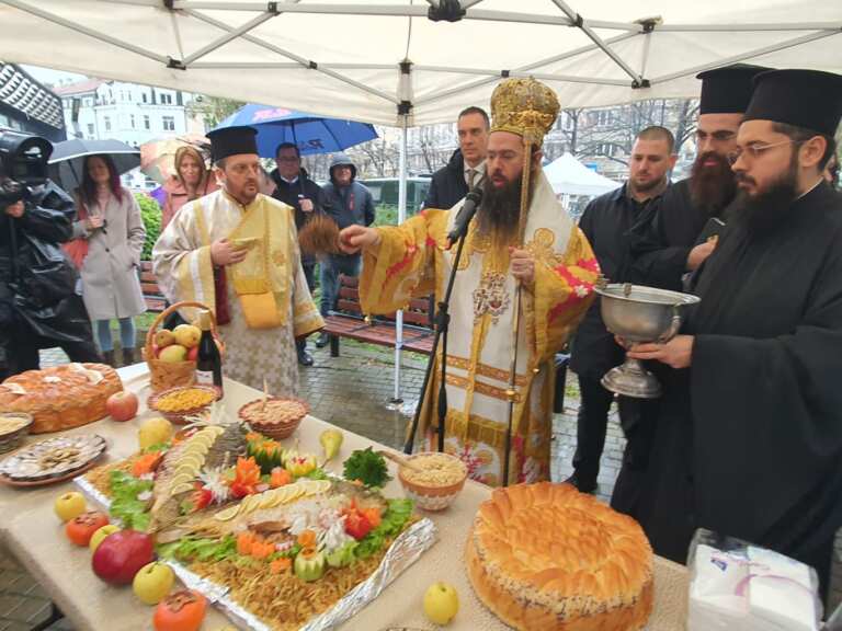 Сливенският митрополит Арсений освети никулденската трапеза, а обредната питка показа повече мъжки рожби в Бургас