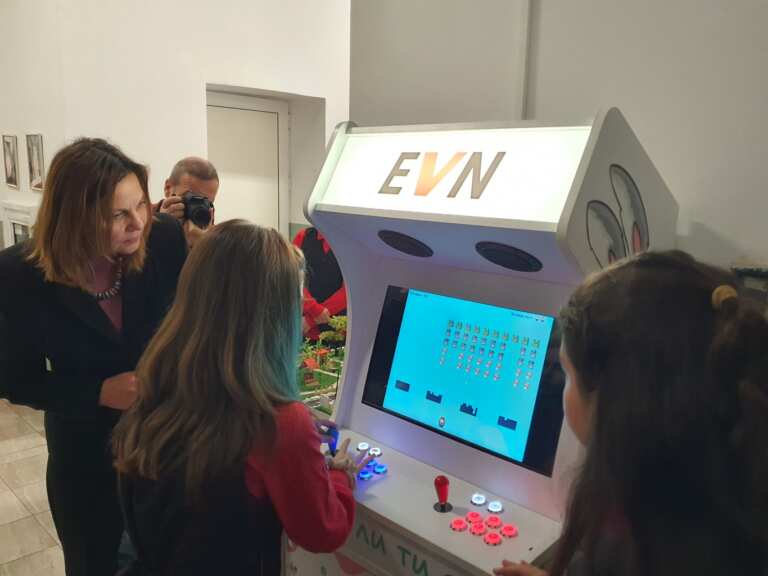 ЕВН постави аркадна конзола с образователна цел в бургаско училище