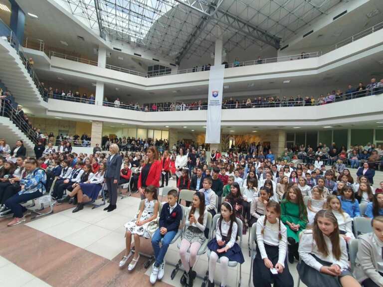 Близо 550 бургаски ученици с високи постижения ще получат своите отличия