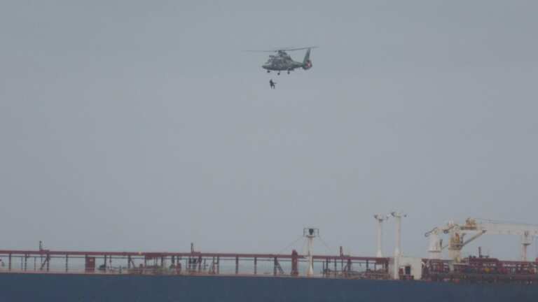 Спешна доставка по въздух до танкера „Кайрос“: екипажът получи храна и комуникации