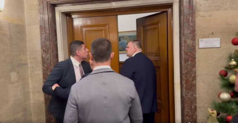 Напрежение в парламента: Мирчев и Пеевски на косъм от сблъсък