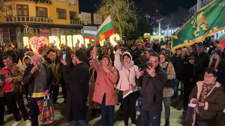 Протест в Бургас с искания за оставка и без Пеевски във властта