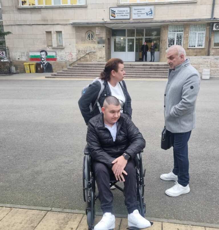 Ученик с 95% увреждане остава без подкрепа – ТЕЛК: Документите са непълни