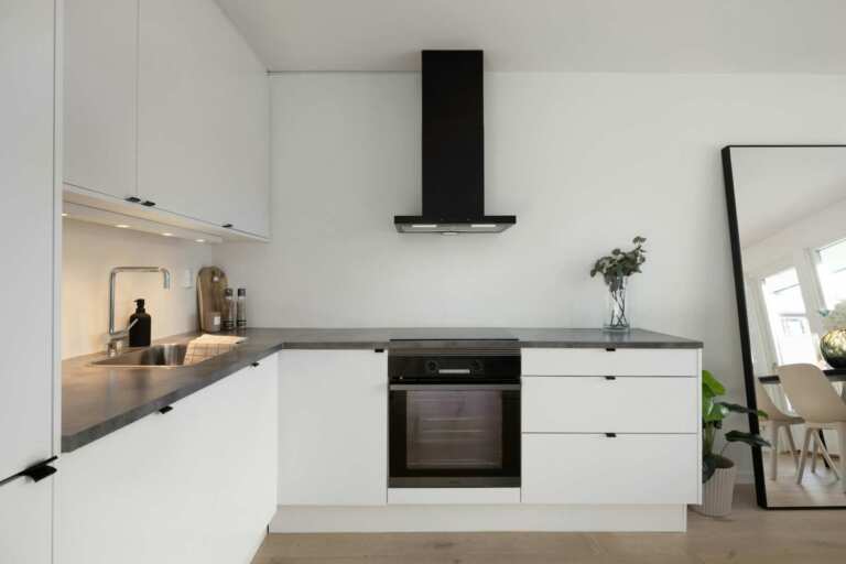 Топ 10 идеи за компактни кухненски шкафове за малки пространства