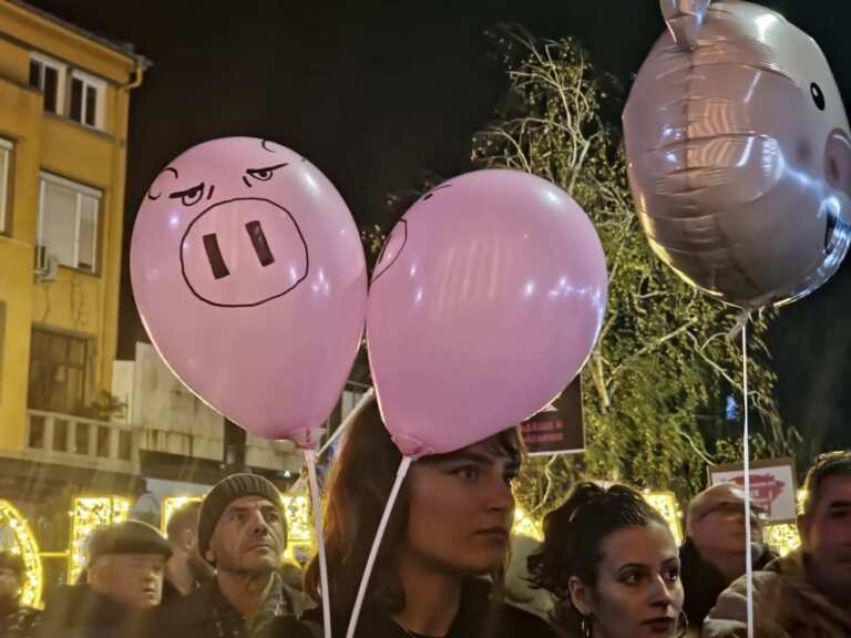 Нови совалки по бюджета след многохилядния протест снощи