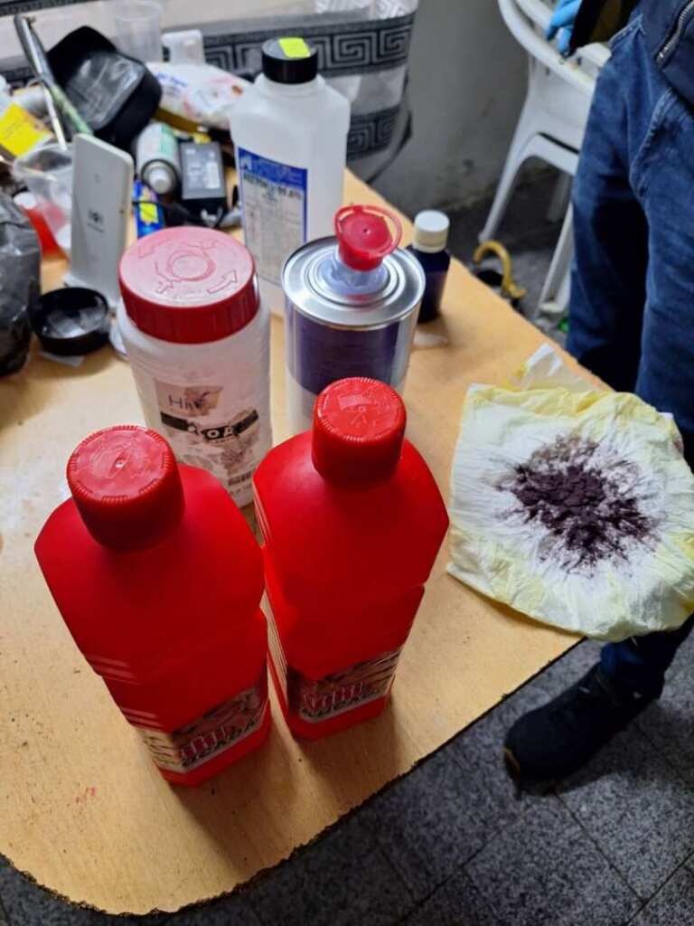 Разбиха домашна лаборатория за амфетамин в кв. Пробуда /снимки/