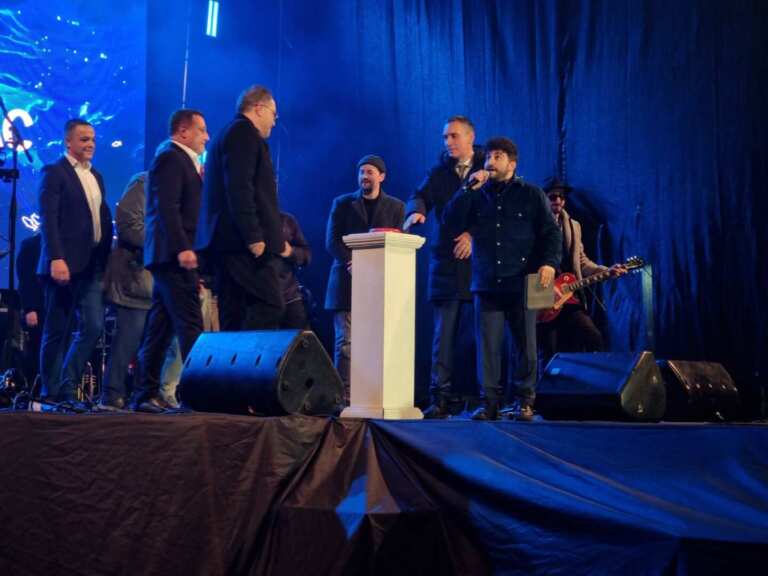 Хиляди отброиха секундите до включването на светлините на коледната елха в Бургас