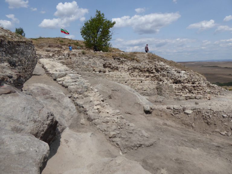 Възобновиха проучванията на крепостта Русокастрон