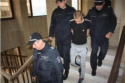 Съдебна охрана води Венцислав към залата в Бургаския окръжен съд. СНИМКА:ЕЛЕНА ФОТЕВА, 24 часа
