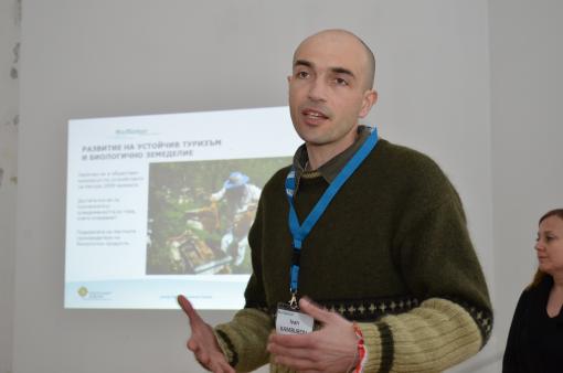 на снимката: Специално отличие- „Активист за природата” получи инж. Иван Камбуров старши-експерт „Биологично разнообразие” към Дирекцията на ПП „Странджа” по време на годишните награди за опазване на биоразнообразието 2014. 