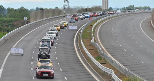 Largest-parade-of-Ford-cars-Bulgaria-Sofia-highway_tcm25-432951