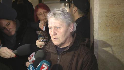 на снимката: майката на Атанаска Светлана Димитрова каза пред журналистите, че утре ще каже пред съда кой е извършител на убийството