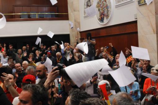 Протестиращи нахлуха в македонския парламент