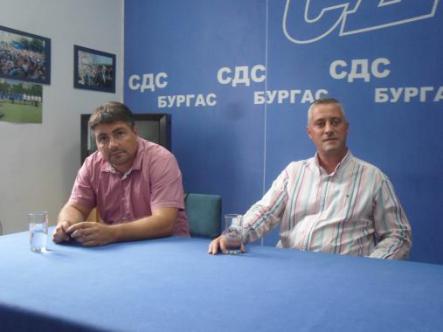 На снимката – Костадин Марков (вляво) и Божидар Лукарски (вдясно)