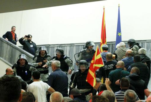 Полицията се опитва да спре протестиращите, които искат да нахлуят в македонския парламент