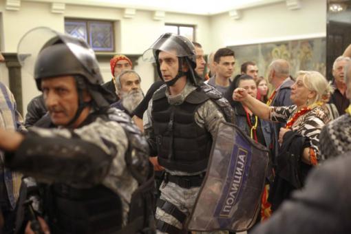 Протестиращи нахлуха в македонския парламент