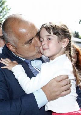 Бойко Борисов целува дете