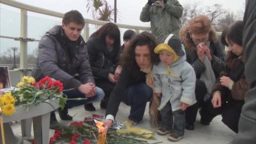 снимка от последното мълчаливо бдение в Бургас, в памет на прегазената студентка Мариана Карабулева